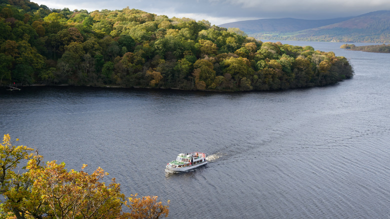 Service de Waterbus à travers le Loch Lomond en Écosse