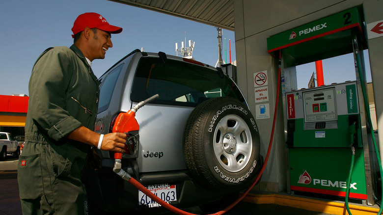 La station-service à la station-service remplit une voiture dans une station-service Pemex