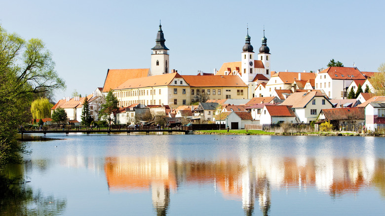 Castle de Telč reflété dans un canal, à Telč, en Cchéche