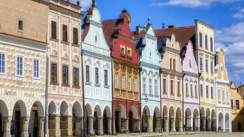 Façades colorées sur le carré principal de Telč, en Tchéche