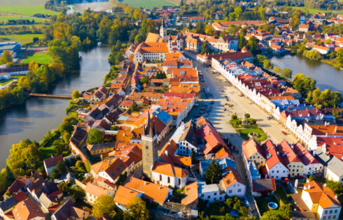 Au sud de Prague se trouve une ville de conte de fées cachée avec des rues colorées, des châteaux historiques et des carrés panoramiques