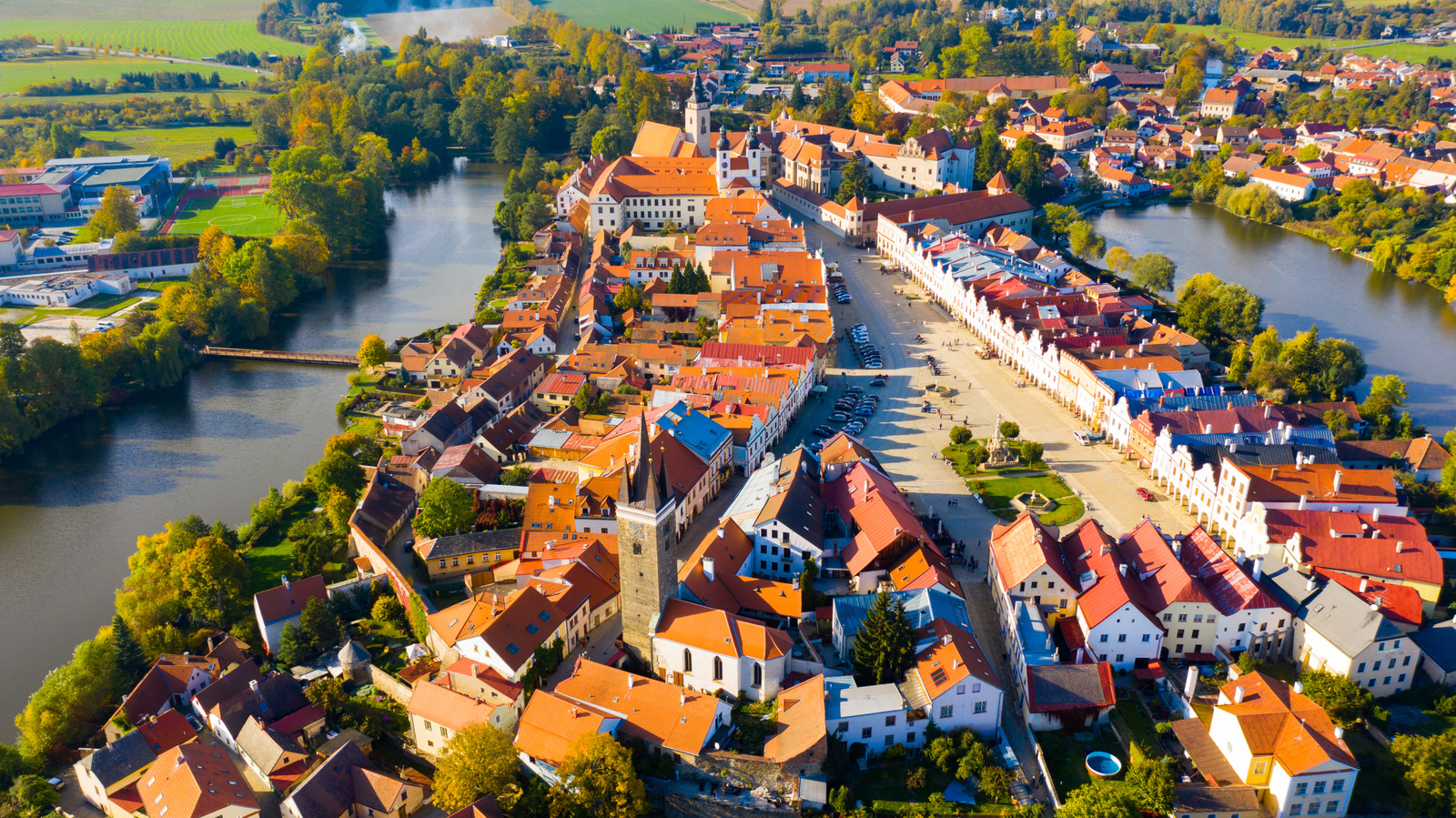 Au sud de Prague se trouve une ville de conte de fées cachée avec des rues colorées, des châteaux historiques et des carrés panoramiques