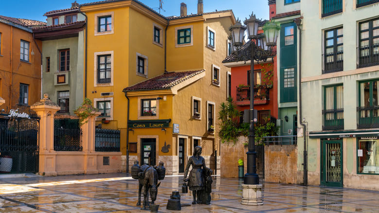 Statues d'âne et de lait dans le centre d'Oviedo de la vieille ville, soutenue par des bâtiments colorés