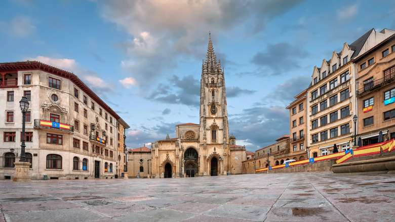 Une vue de la cathédrale d'Oviedo sur la place principale un matin pluvieux