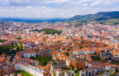 Cette alternative de barcelone moins touristique est un joyau caché de bars de cidre, de randonnées panoramiques et de charme calme