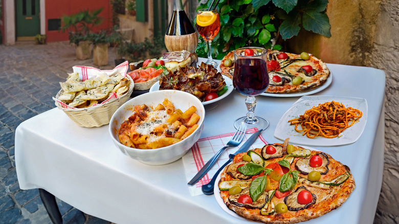 Dîner italien se propage sur une table à l'extérieur