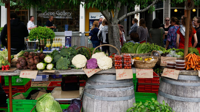 Un stand avec des légumes frais au marché des agriculteurs de Matakana