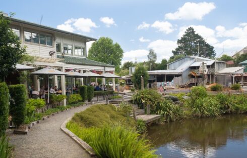 La ville méconnue de la Nouvelle-Zélande près d'Auckland est un paradis gastronomique avec des boutiques d'aliments, des marchés et des vignobles de boutique