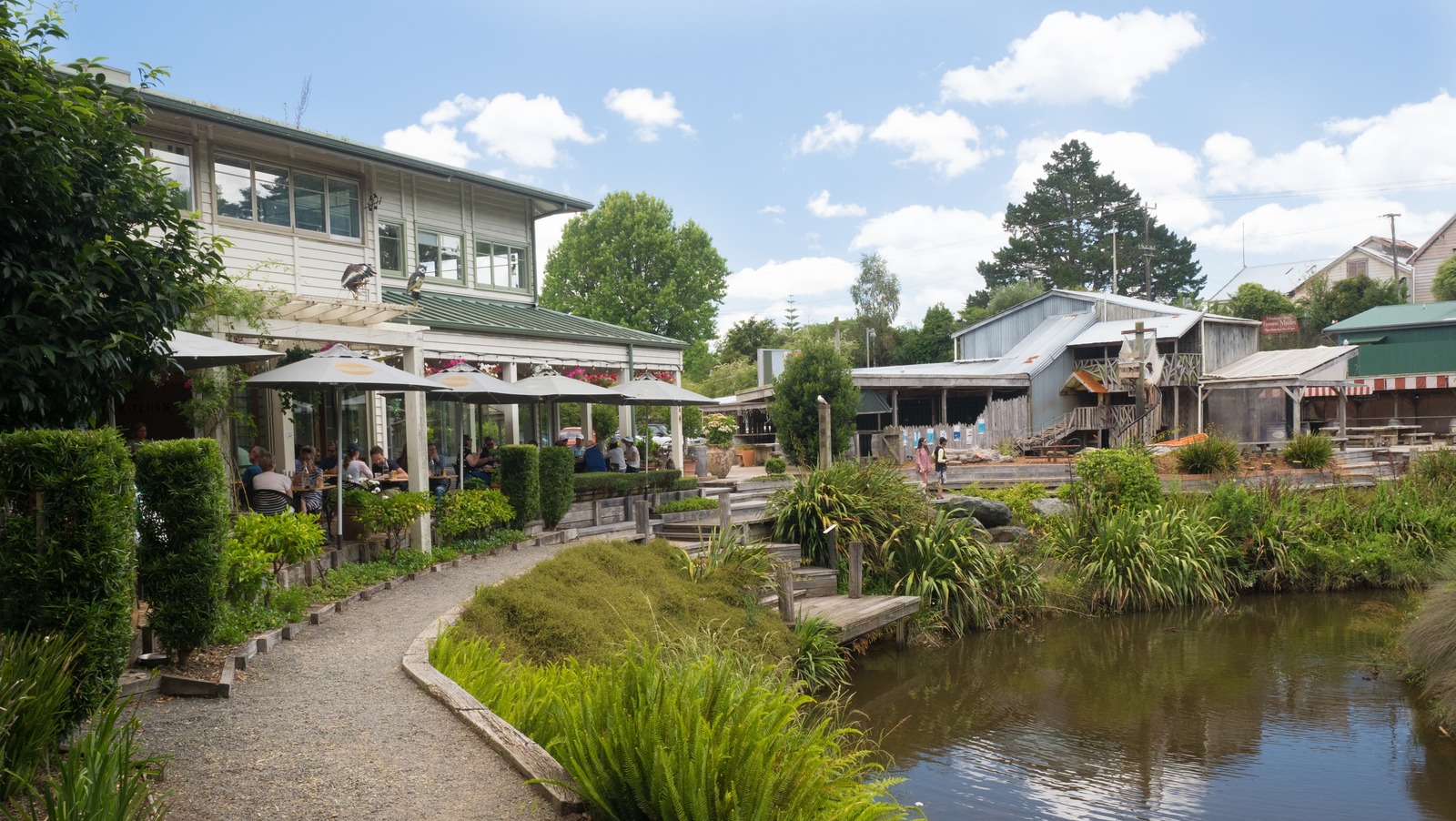 La ville méconnue de la Nouvelle-Zélande près d'Auckland est un paradis gastronomique avec des boutiques d'aliments, des marchés et des vignobles de boutique