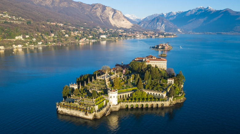 Une vue aérienne sur les jardins en terrasses et le palais baroque d'isola bella sur le lac Maggiore