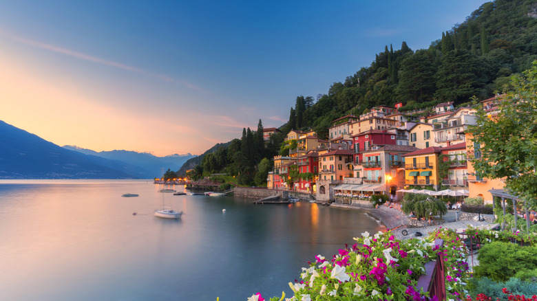 Coucher de soleil dans le village de Varenna, dont les maisons colorées bordent le rivage du lac Como