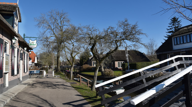 Magasins et maisons le long d'un canal à Giethoorn