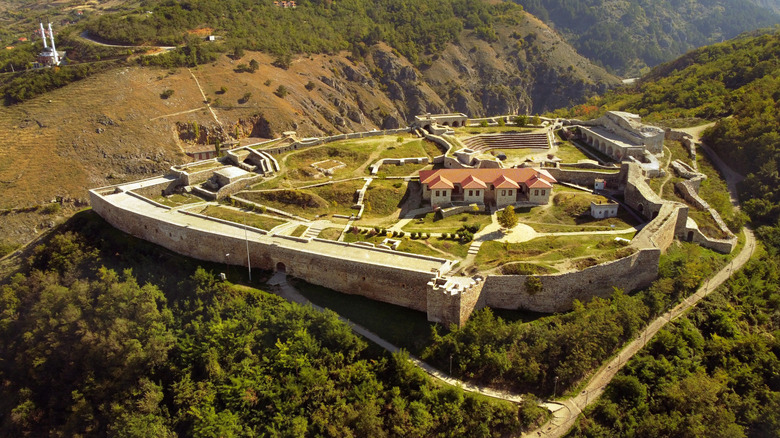 Prizren Fortress, est une fortification au sommet d'une colline à Prizren au Kosovo. Il surplombe la rivière Prizren qui coule à travers Prizren, qui s'est développée autour de la forteresse.