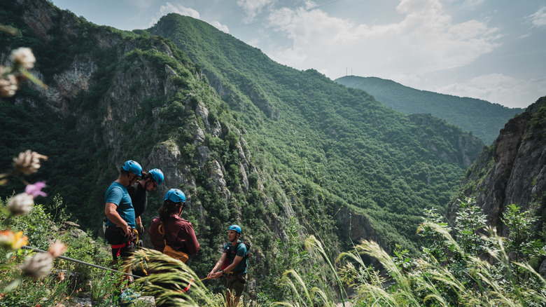Les voyageurs naviguent sur une Ferrata dans les montagnes Sharr au-dessus de Prizren, Kosovo