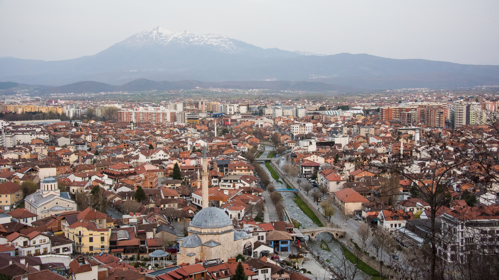 La deuxième plus grande ville du Kosovo propose une escapade européenne sous le radar avec des musées et une toile de fond de montagne
