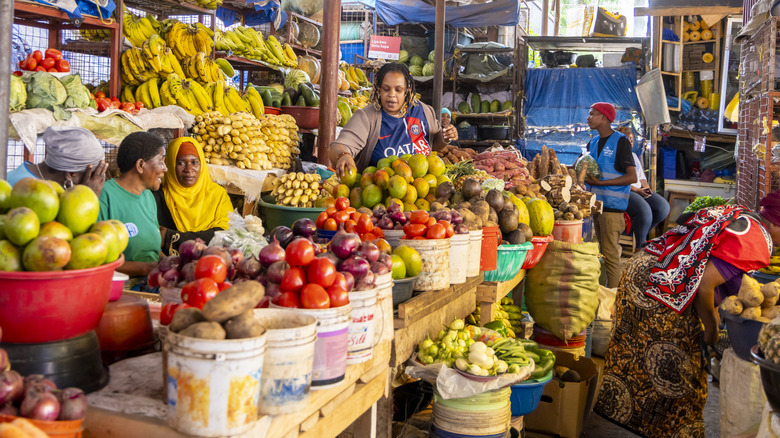 Paniers de fruits sur un marché de l'Afrique de l'Est