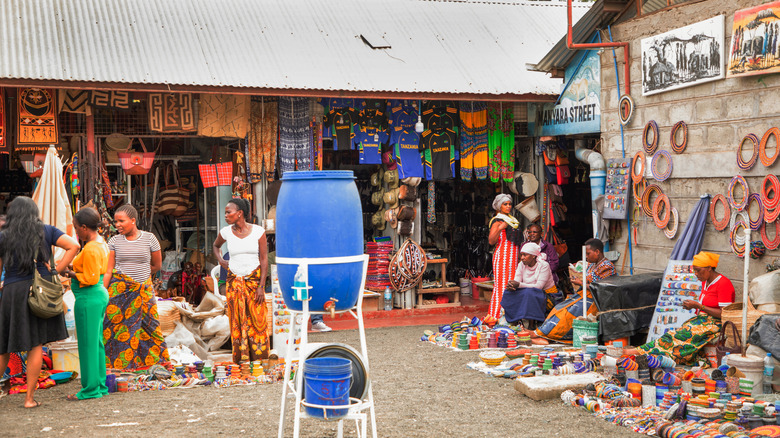 Marché des arts et de l'artisanat à Arusha