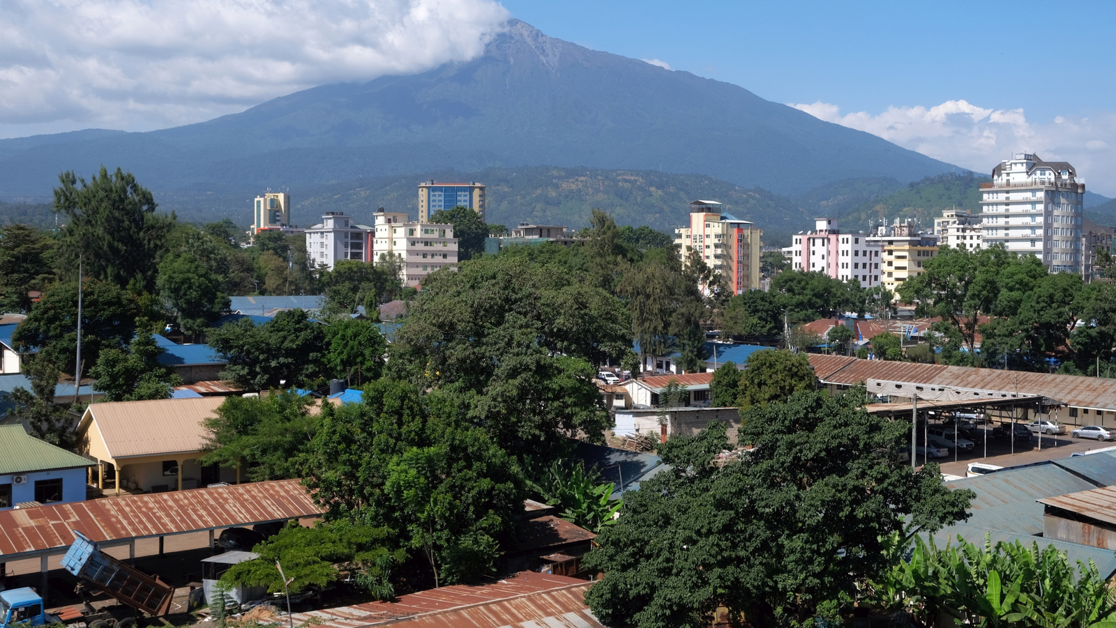 Les contreforts de Mount Meru cachent une ville tanzanienne enchanteresse qui est plus qu'une passerelle vers des safaris emblématiques