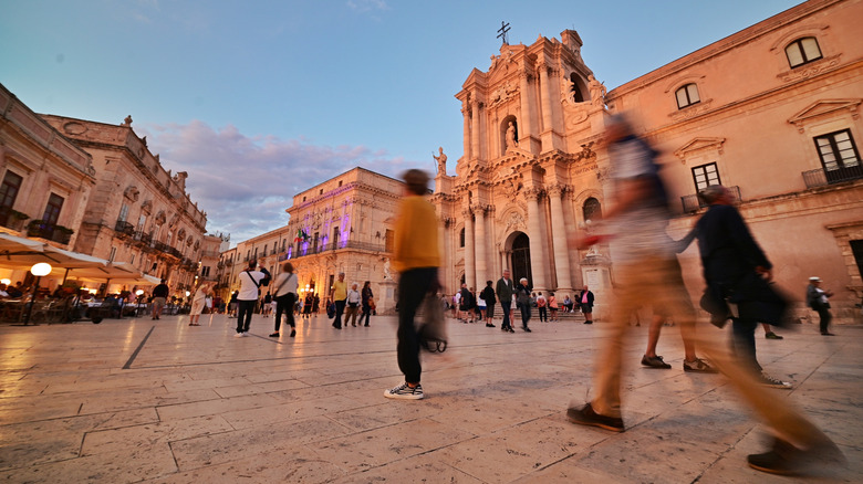 Les touristes se promenant dans la Piazza Duomo à Ortigia