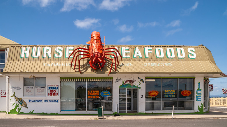 Extérieur d'une vitrine de fruits de mer avec un grand homard sur le toit