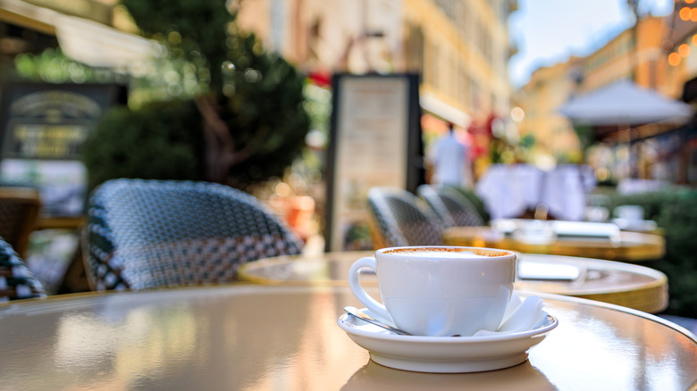 Cappuccino le long de la Riviera française