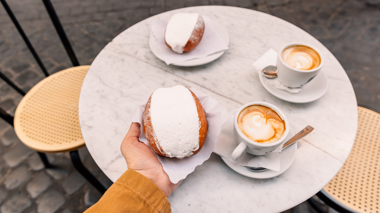 Lattes italiens avec des petits pains doux