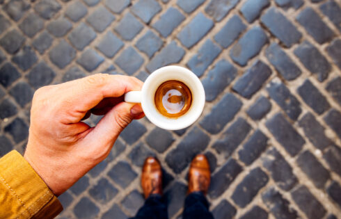 Rick Steves partage les secrets d'étiquette de café les plus cruciaux à savoir avant un voyage en France ou en Italie