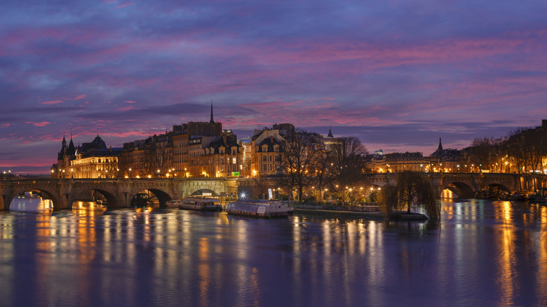 Bridges à travers l'Ile Saint-Louis à Paris