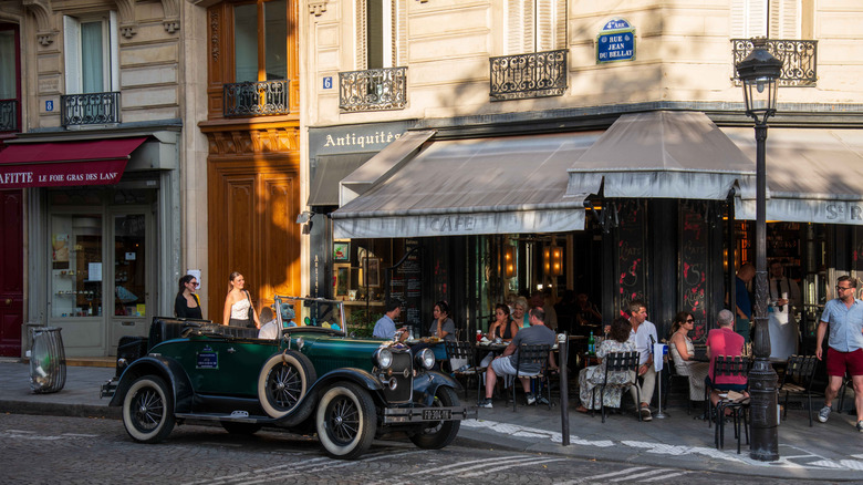 Un café de rue et une voiture vintage sur l'Ile Saint-Louis à Paris