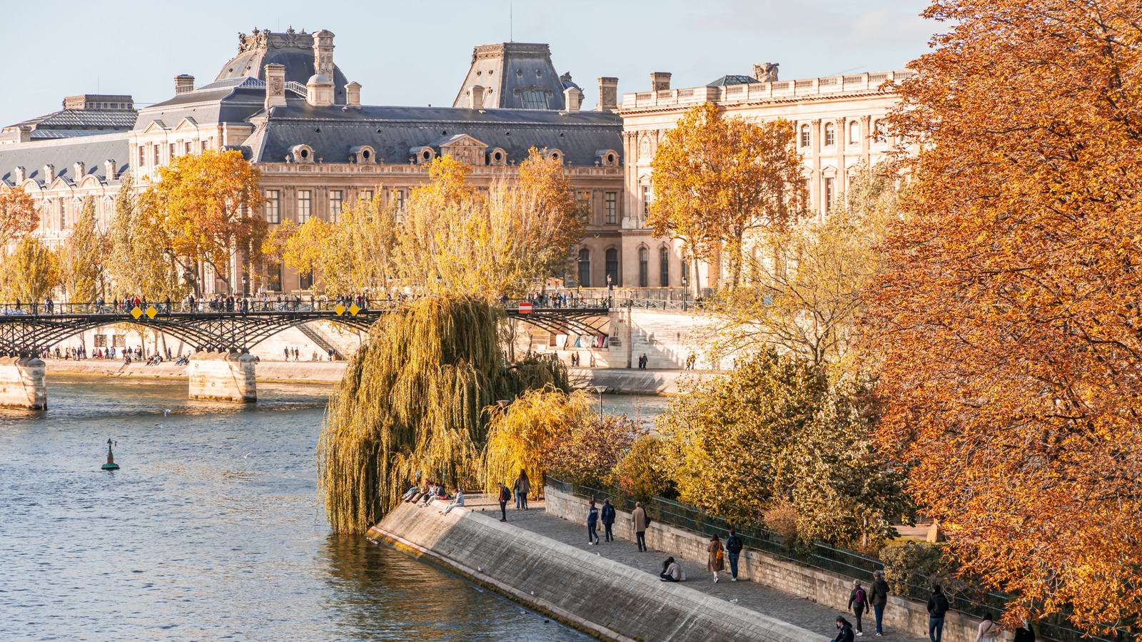 Smack Dab in the Heart of Paris est une île très charmante débordante de magasins, de monuments et de friandises