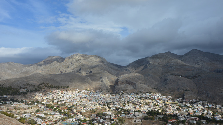 Chora, également connu sous le nom de chorio, entouré de montagnes robustes à Kalymnos, en Grèce