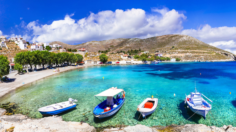 Une belle vue sur une plage et des bateaux sur l'île de Kalymnos, en Grèce,