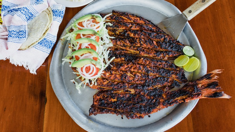 Poisson frit mexicain avec tortillas, riz et salade