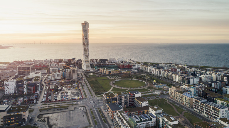 Vue aérienne de Malmo, la ligne d'horizon de la Suède avec le célèbre bâtiment moderne de tourne-torse