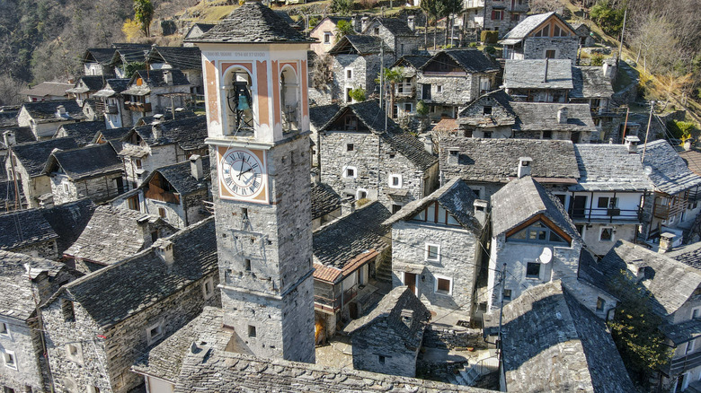 Une vue aérienne des bâtiments de Corippo, en Suisse