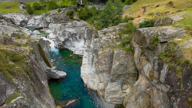 La rivière Verzasca traversant une gorge près de Corippo, en Suisse,