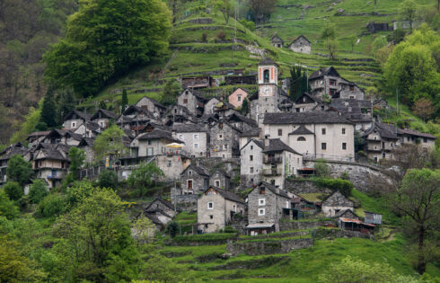 Le plus petit village de Suisse est un conte de fées caché dans les Alpes avec des rues pavées et un charme pittoresque