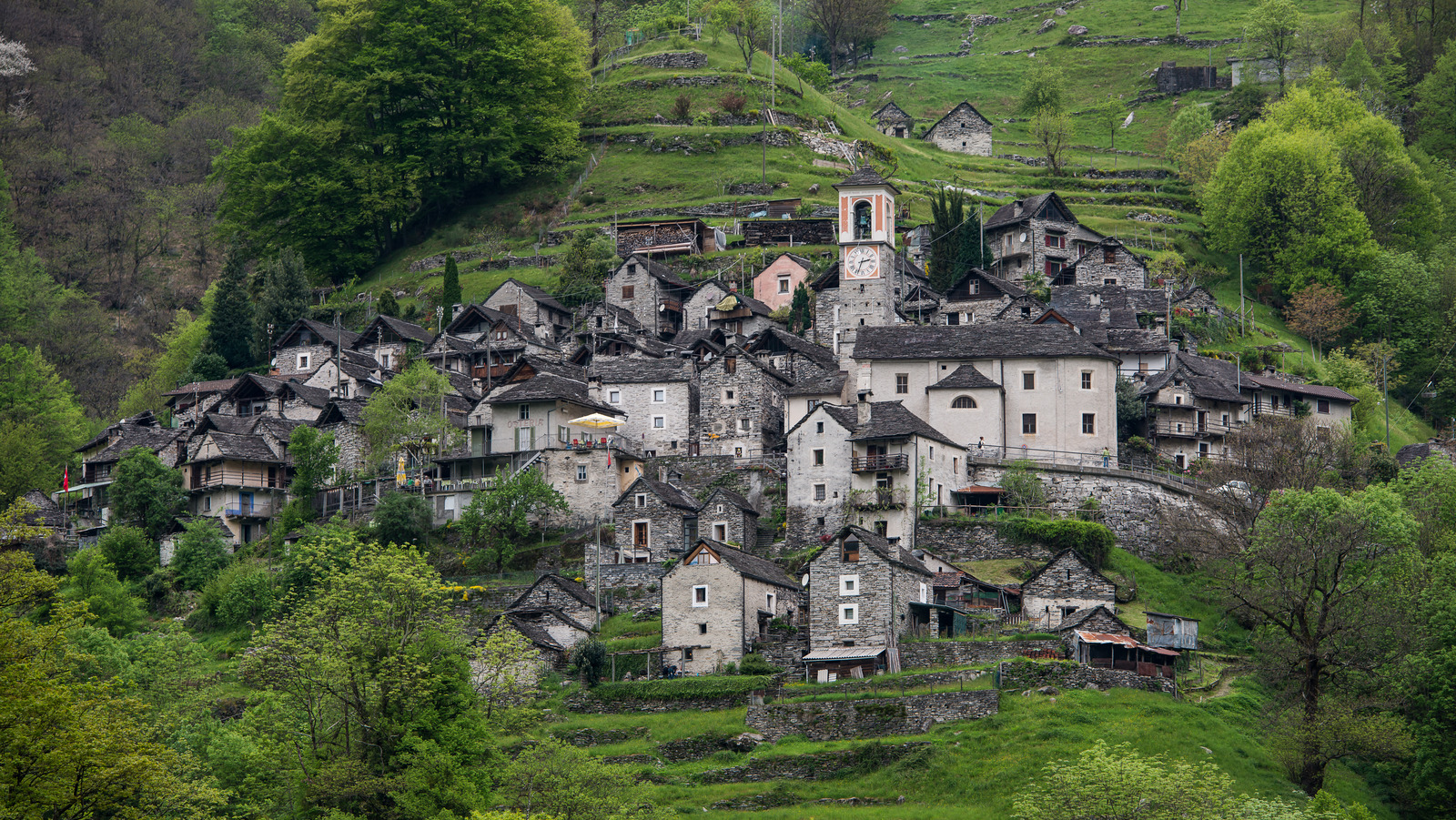 Le plus petit village de Suisse est un conte de fées caché dans les Alpes avec des rues pavées et un charme pittoresque