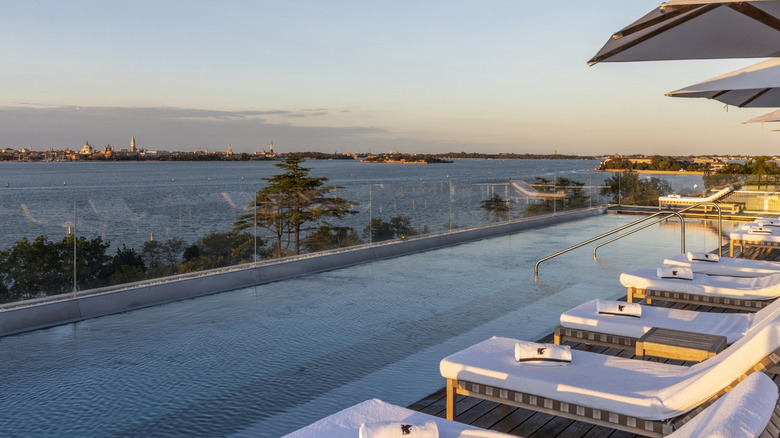 Vue sur le paysage urbain de Venise depuis la piscine sur le toit du quatrième étage à JW Marriott Venice Resort & Spa, situé sur l'île privée d'Isola delle Rose, photographiée autour de Sunset