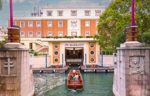 L'une des retraites les plus élégantes d'Italie flotte dans le lagon vénitien avec des spas, des piscines et des jardins