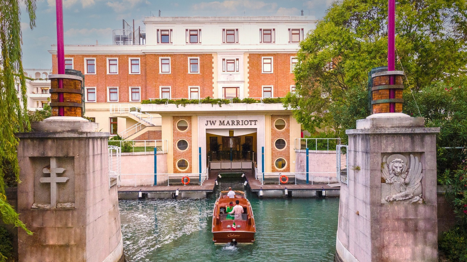 L'une des retraites les plus élégantes d'Italie flotte dans le lagon vénitien avec des spas, des piscines et des jardins