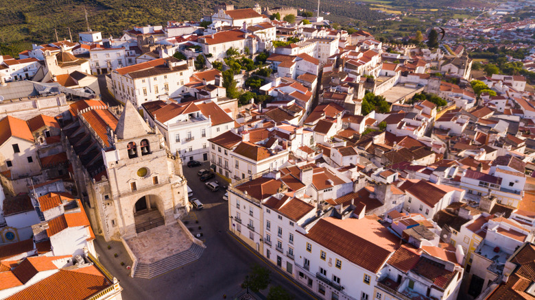 Vue aérienne du centre historique de la cathédrale et de l'Elvas