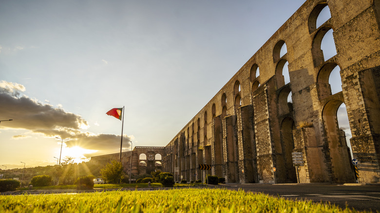 L'aqueduc Amoreira vu au coucher du soleil