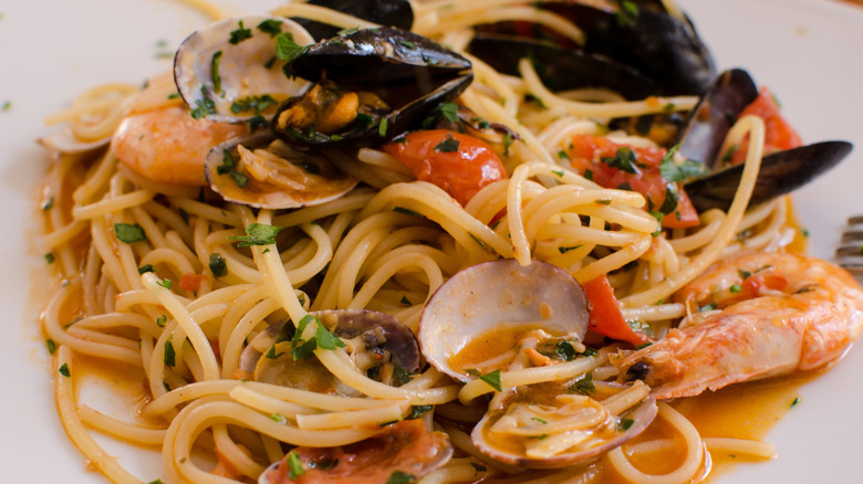 Un plat de fruits de mer à spaghetti à Peschici