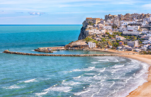 La ville à couper le souffle d'Italie située sur une falaise est célèbre pour les stations balnéaires chics et les vues de renom