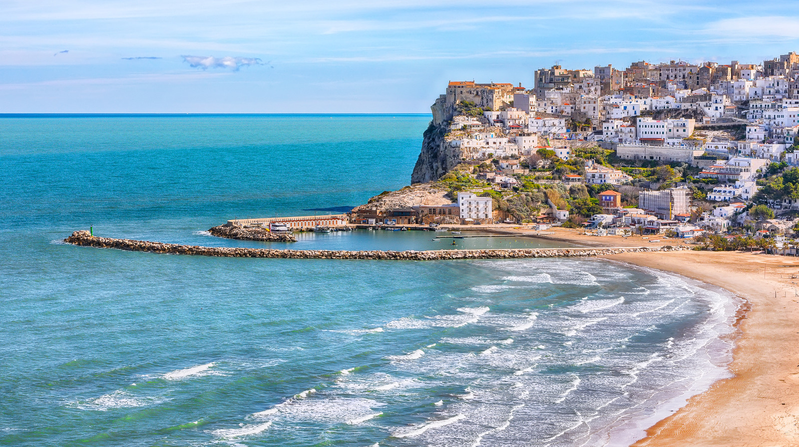 La ville à couper le souffle d'Italie située sur une falaise est célèbre pour les stations balnéaires chics et les vues de renom