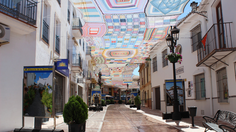 Rue commerçante pour piétons ombragée par un auvent au crochet de mutli