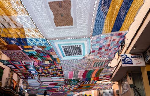 Le quartier commerçant de ce côtier de la ville espagnole est ombragé par une canopée colorée incroyable faite à la main par des artistes