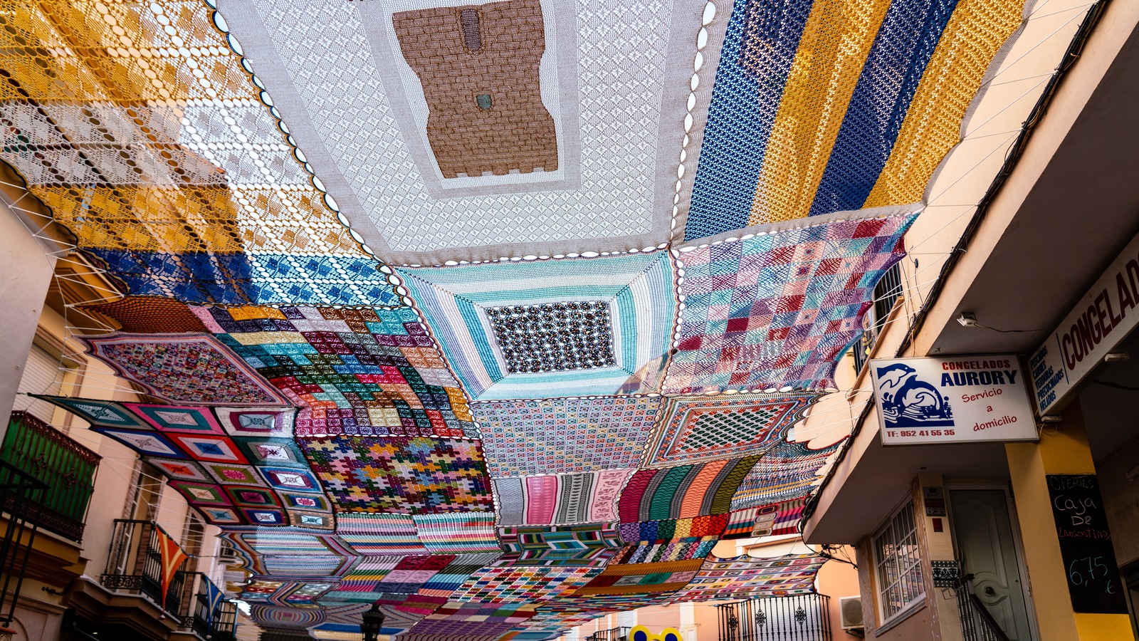 Le quartier commerçant de ce côtier de la ville espagnole est ombragé par une canopée colorée incroyable faite à la main par des artistes