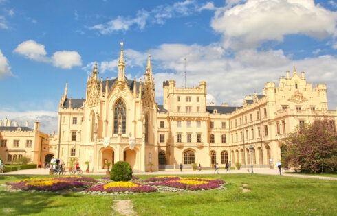 Niché dans la République tchèque se trouve une ville pittoresque à l'un des châteaux les plus captivants d'Europe